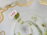 un gros plan d'une assiette ornée d'un motif floral