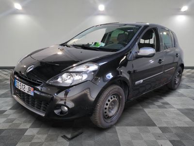 la photo d'une petite voiture noire garée sur un sol en damier