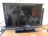 une télévision posée sur un bureau