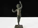 une statue de femme tenant une fleur à la main