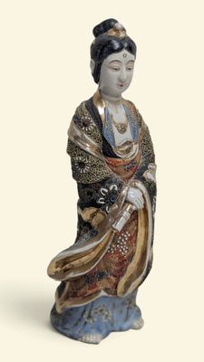 une figurine représentant une femme vêtue d'un kimono