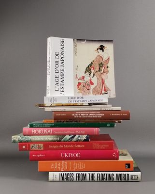 plusieurs livres empilés sur une table