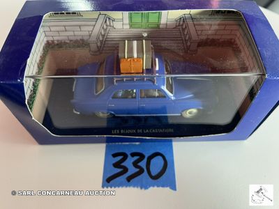 une petite voiture bleue dans une boîte posée sur une table