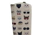 un portefeuille blanc orné de nombreux chats et de lunettes