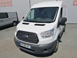 une camionnette blanche garée devant un bâtiment