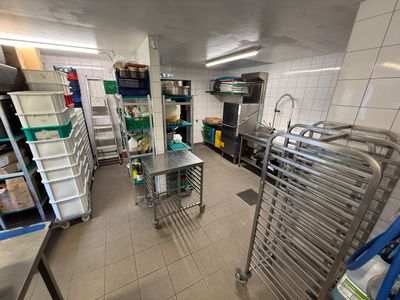 une vue d'une cuisine dont les étagères sont bien remplies de provisions