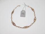 gros plan d'une chaîne de bracelets portant une étiquette de prix