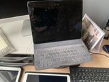 un ordinateur portable et une tablette posés côte à côte sur un bureau