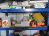 une étagère contenant divers objets dans une pièce