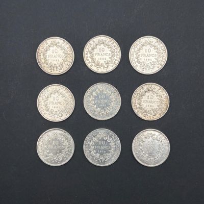 une collection de six pièces britanniques différentes posées sur un fond noir