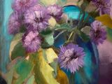 tableau représentant des fleurs violettes dans un vase bleu posé sur une table