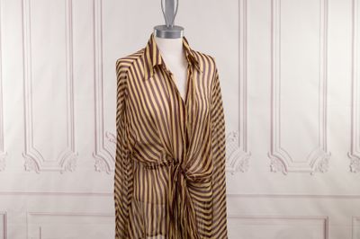 une image d'une robe sur un mannequin