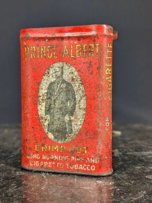 Boîte à cigarette en métal à décor du "Prince Albert"