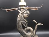 une image représentant une lampe surmontée d'un poisson