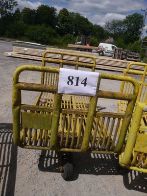 un portail jaune portant un numéro, dans un parking