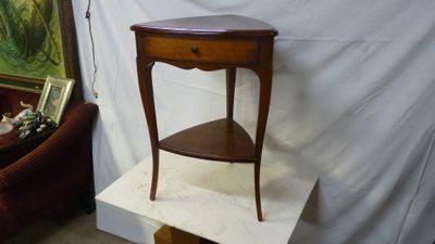 une petite table surmontée d'une étagère