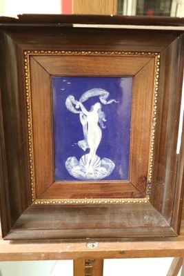 une photo d'une femme sur fond bleu