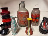 de nombreux types de vases différents posés sur une table