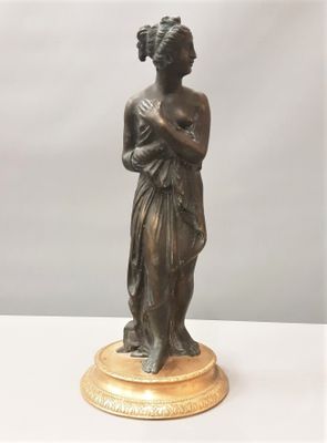 "La baigneuse". Sujet en bronze à la cire perdue sur socle d…
