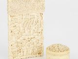 une boîte en ivoire munie d'un couvercle et une petite boîte ornée d'un motif
