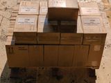 une pile de cartons posée sur une palette