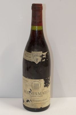 une bouteille de vin posée sur une table