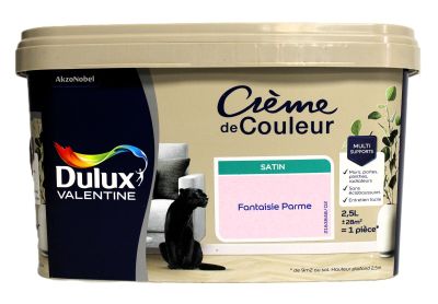 un gros plan sur un pot de peinture sur lequel figure un chat
