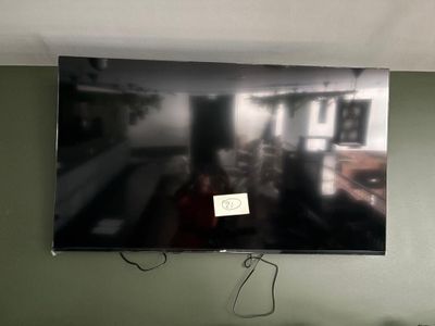 une télévision à écran plat accrochée au mur du salon