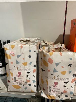 plusieurs bouteilles de vin se trouvent sur une étagère dans un magasin