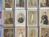 Plusieurs vieilles photographies d'hommes et de femmes sont exposées dans une vitrine.