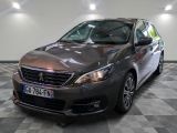 la voiture grise est garée sur un sol en damier dans le garage
