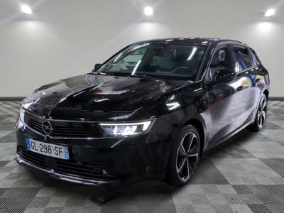 la photo d'une voiture noire garée dans un garage