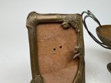 a picture of a picture frame with a bird on it