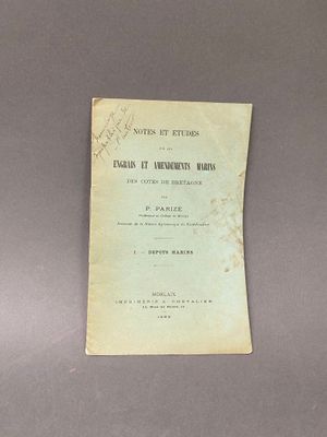 un vieux livre posé sur une table à côté d'une tasse de café