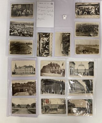 une vieille photo d'un lot de vieilles cartes postales sur une table