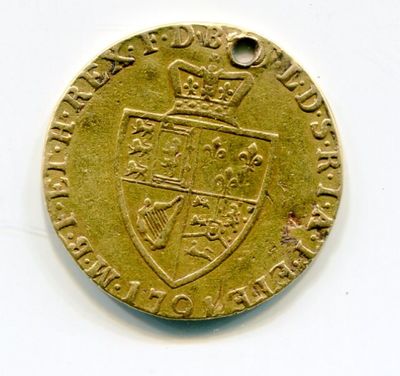 une vieille pièce d'or surmontée d'une couronne