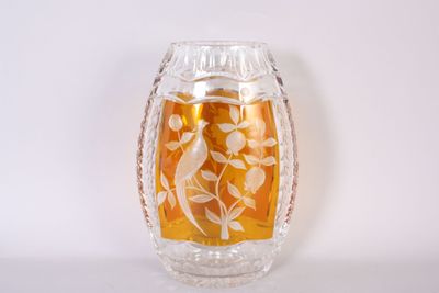 un vase en verre avec un oiseau sur une table