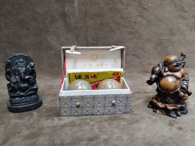 trois figurines assises l'une à côté de l'autre