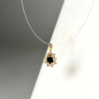 collier composé d'une pierre noire entourée de diamants blancs sur un fond blanc