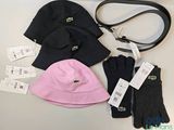 quatre paires de bonnets et de gants, ainsi qu'un sac à main, sont posés sur une table