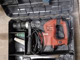 une boîte à outils contenant une perceuse et d'autres outils