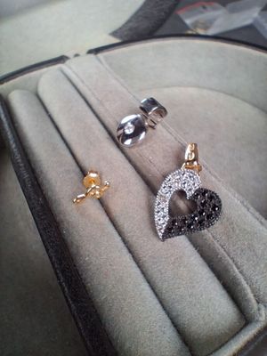Lot en or jaune et blanc (750/1000e) comprenant : 1 pendenti…
