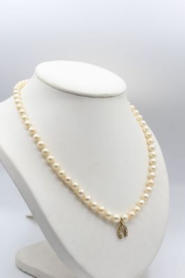 Charmant collier de perles un rang fermoir en or et pendenti…