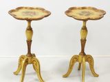 une paire de bougeoirs anciens en laiton ornés de fleurs peintes