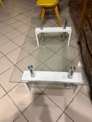 une table en verre avec une chaise jaune au milieu de la pièce