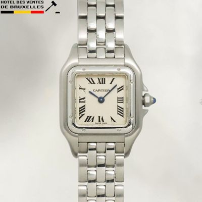 une image représentant une montre argentée avec des chiffres romains, montée sur un bracelet