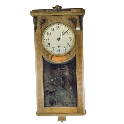 une horloge accrochée au mur