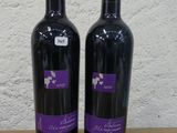 deux bouteilles de vin posées sur une table en bois