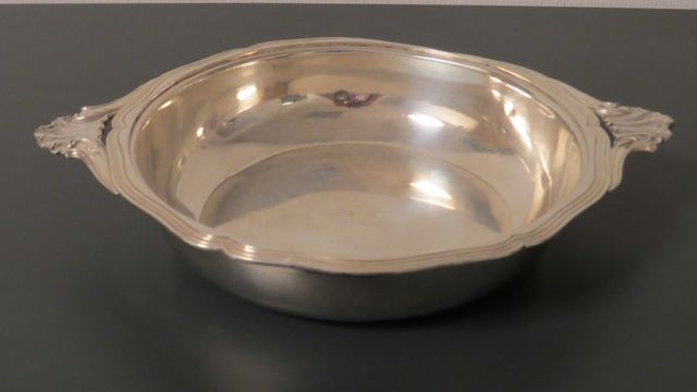 Plat à oreille en argent minerve. Poids brut : 533.10 grammes (en...