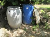 deux grands vases bleus et blancs placés l'un à côté de l'autre